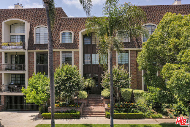 11939 Gorham Avenue, Los Angeles CA: https://media.crmls.org/mediaz/d3ae51ce-aba1-4162-b5a4-edbe49be34ec.jpg