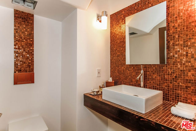 1929 N CURSON Place, Los Angeles CA: https://media.crmls.org/mediaz/d3af55f0-29e4-4d47-a21c-94db3aad91de.jpg