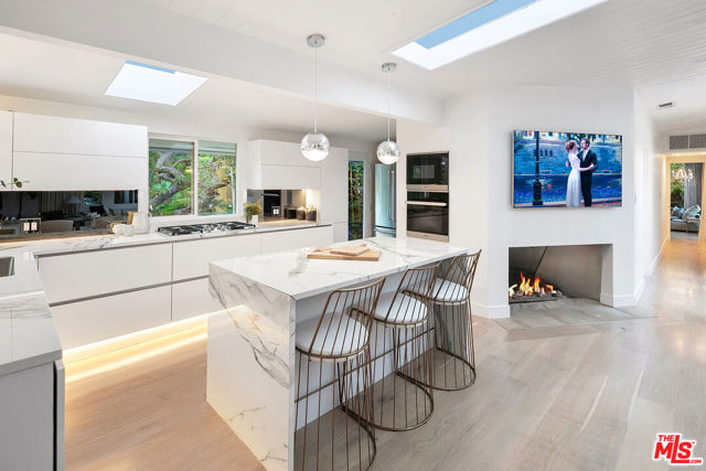 1415 Braeridge Drive, Beverly Hills CA: https://media.crmls.org/mediaz/d3b071ac-f75b-405a-a45f-cbf53aedfe70.jpg