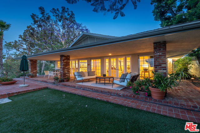 16331 Tudor Drive, Encino CA: https://media.crmls.org/mediaz/d3b320a4-fd19-4298-a3e2-8172f6c094a1.jpg