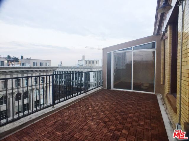 215 W 7th Street, Los Angeles CA: https://media.crmls.org/mediaz/d3b49702-aa97-403d-bcc7-d419c63297a1.jpg