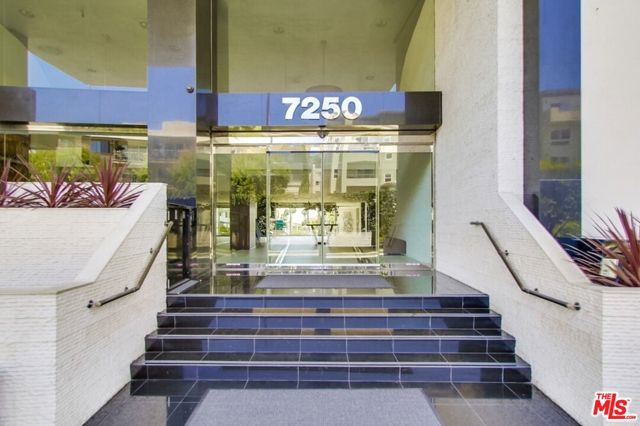 7250 Franklin Avenue, Los Angeles CA: https://media.crmls.org/mediaz/d3b5297b-2b56-4e05-979a-5fcbc49216a4.jpg