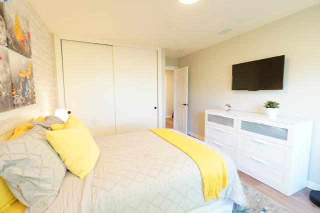 Image 13 of 29 For 19007 Mount Hood Way