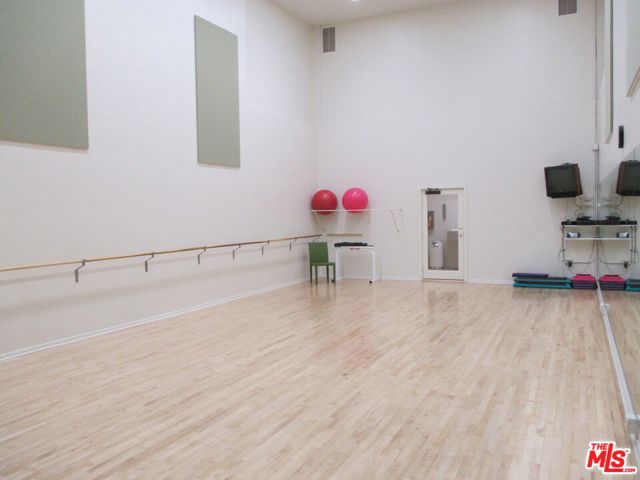 2748 Bottlebrush Drive, Los Angeles CA: https://media.crmls.org/mediaz/d3b73915-e128-4f04-b251-c7b43b3431f1.jpg
