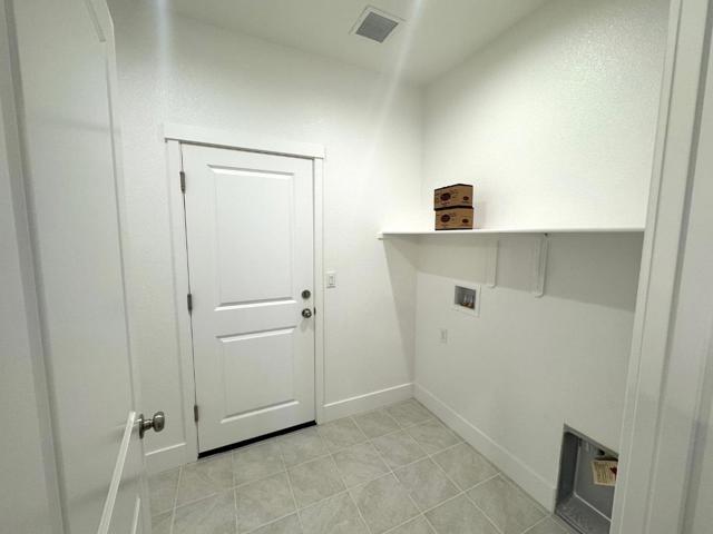 1261 Gypsum Court, Los Banos CA: https://media.crmls.org/mediaz/d3b7e25b-55a0-4f7d-aeb4-ff2109b5faaf.jpg