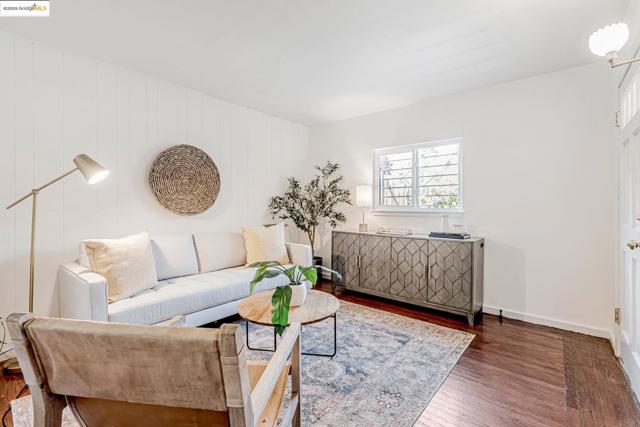 4801 Fairfax Ave, Oakland CA: https://media.crmls.org/mediaz/d3b81e81-cd3a-4f30-b0b7-a7fdea3b359f.jpg