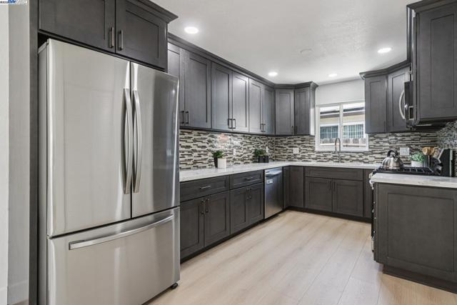 39681 Sundale Dr, Fremont CA: https://media.crmls.org/mediaz/d3b93ed0-e173-49f1-b750-62a25acaf25a.jpg