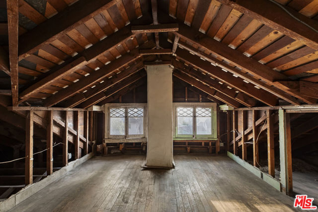 2102 W 24th Street, Los Angeles CA: https://media.crmls.org/mediaz/d3ba67e5-9393-4ecb-b4db-e278b6d6a714.jpg