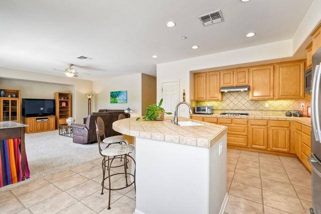 Detail Gallery Image 11 of 44 For 1752 Russet Leaf Ct, El Cajon,  CA 92019 - 5 Beds | 3 Baths