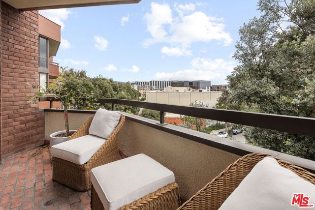 300 N Swall Drive, Beverly Hills CA: https://media.crmls.org/mediaz/d3bab51f-f562-46d5-8b0e-0b669c0fa14e.jpg