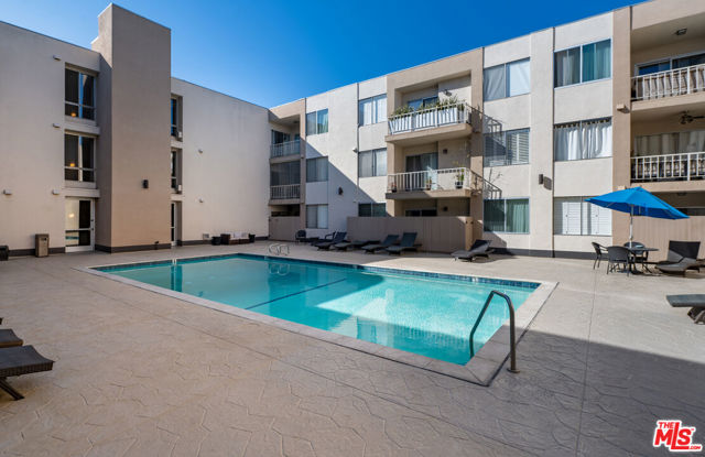 927 N Kings Road, West Hollywood CA: https://media.crmls.org/mediaz/d3bba5c2-e272-4dca-880d-93cca9440139.jpg