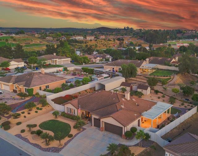 2059 Avocado Knoll Lane, Fallbrook CA: https://media.crmls.org/mediaz/d3bbd555-3f8b-495b-a910-0bc287371dc7.jpg