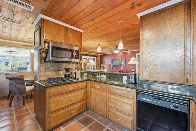 Detail Gallery Image 7 of 46 For 145 Barhaven Ln, Fallbrook,  CA 92028 - 3 Beds | 2 Baths