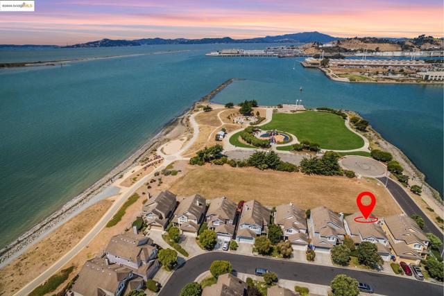 3 Harbor View Dr, Richmond CA: https://media.crmls.org/mediaz/d3bc1ef7-e508-48e4-aba0-46fa784b7268.jpg