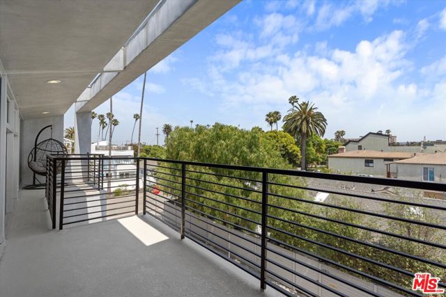 483 Carroll Canal Court, Venice CA: https://media.crmls.org/mediaz/d3bcd11c-2df9-485d-bc71-6090eae3d126.jpg