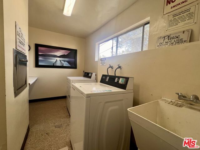 1035 Myrtle Avenue, Inglewood CA: https://media.crmls.org/mediaz/d3bd3239-609e-464a-b459-2ccfb7ed4185.jpg