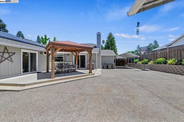 335 Beverly St, Livermore CA: https://media.crmls.org/mediaz/d3be1545-6022-4fb7-b312-142b4ff568dd.jpg