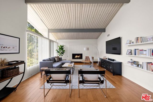 2318 Cheryl Place, Los Angeles CA: https://media.crmls.org/mediaz/d3bee1b6-3291-4374-897b-fa107c3cfed5.jpg