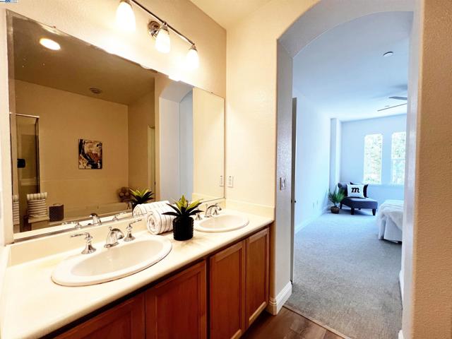 49031 Woodgrove Cmn, Fremont CA: https://media.crmls.org/mediaz/d3bf093b-ea76-4972-9b83-353c4b764c3b.jpg