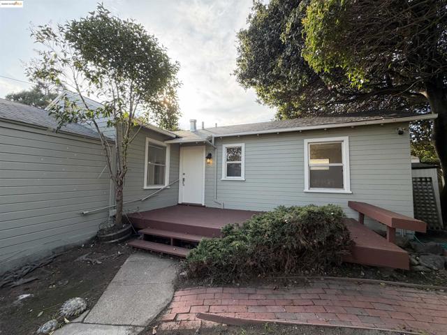 869 Lassen St, Richmond CA: https://media.crmls.org/mediaz/d3bf4885-82a9-4ceb-8d03-796dc7f94968.jpg