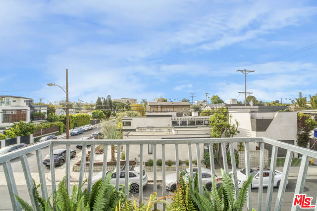 657 Mildred Avenue, Venice CA: https://media.crmls.org/mediaz/d3c014a5-0e12-4715-8a4c-2746a4a27280.jpg