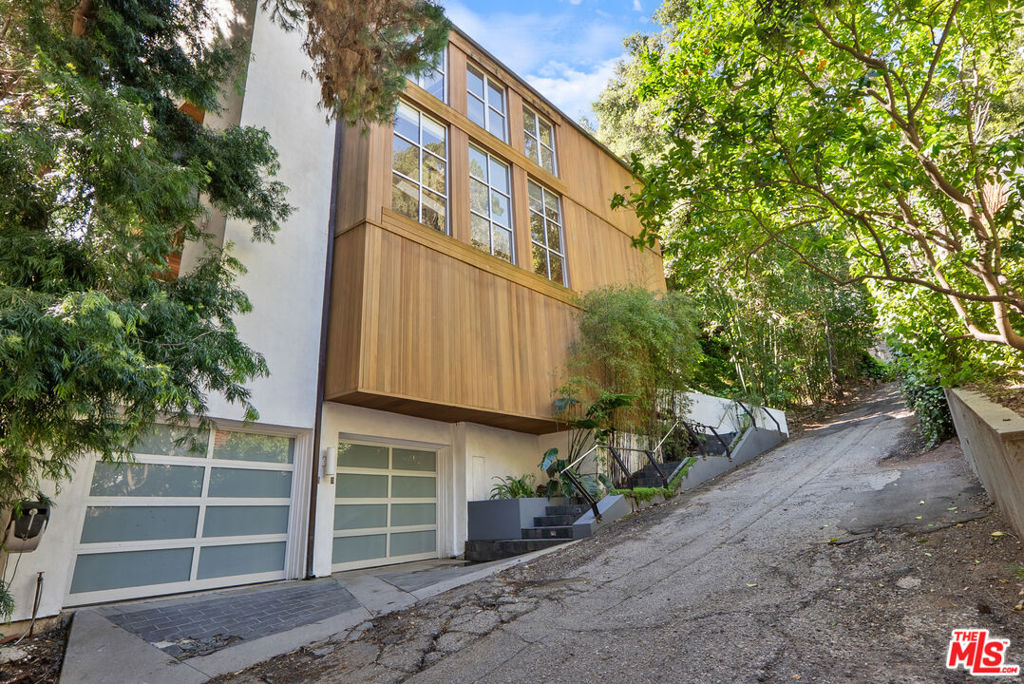 9976 Westwanda Drive
