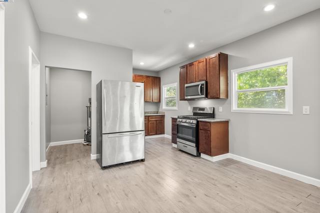 193 W Macarthur Blvd, Oakland CA: https://media.crmls.org/mediaz/d3c06cc3-29cc-4dd2-b743-aeac87adf12a.jpg