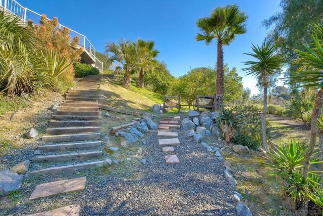 2785 Canyon Oak Pl, Escondido CA: https://media.crmls.org/mediaz/d3c0cb43-41bb-40e9-a035-df6c7b8140f5.jpg