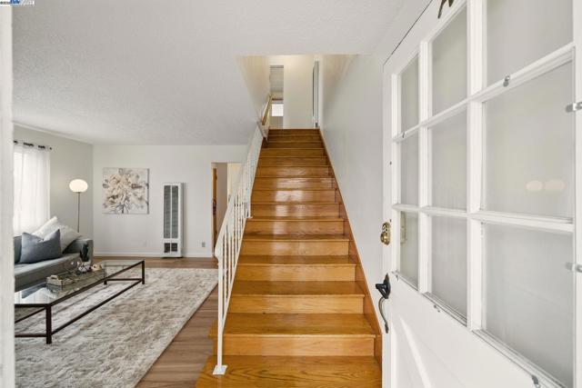 1556 Lincoln Ave, Alameda CA: https://media.crmls.org/mediaz/d3c1ea9c-33f8-445d-8999-352ba392f445.jpg