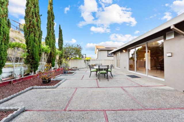 942 Viewridge Drive, San Mateo CA: https://media.crmls.org/mediaz/d3c1eccc-4528-4fcf-beac-016a41094c7d.jpg