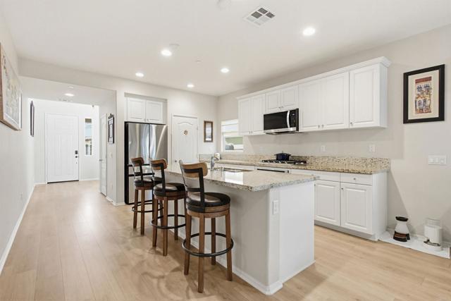 Detail Gallery Image 8 of 64 For 220 Pantaneiro Pl, Fallbrook,  CA 92028 - 3 Beds | 3 Baths