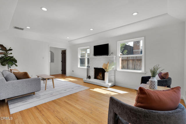 410 W Spazier Avenue, Burbank CA: https://media.crmls.org/mediaz/d3c35d08-5e60-4517-a7ea-79e3fe7ad054.jpg