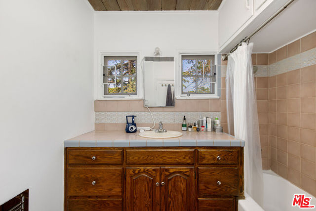 6933 Vanland Trail, Los Angeles CA: https://media.crmls.org/mediaz/d3c457d4-d2cd-43b0-8791-f9c6edb07dee.jpg