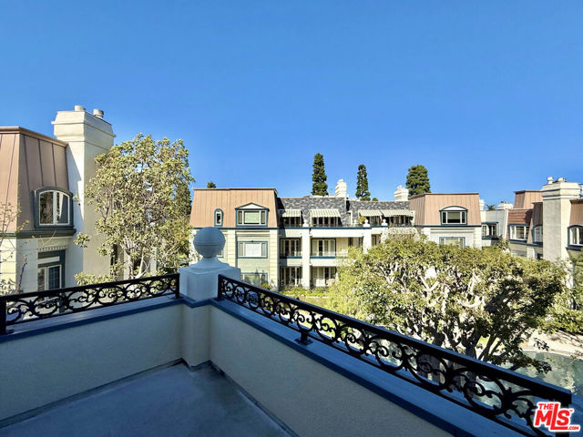 10106 Empyrean Way, Los Angeles CA: https://media.crmls.org/mediaz/d3c57cad-b484-4f80-8a5b-9fd537a07ec1.jpg