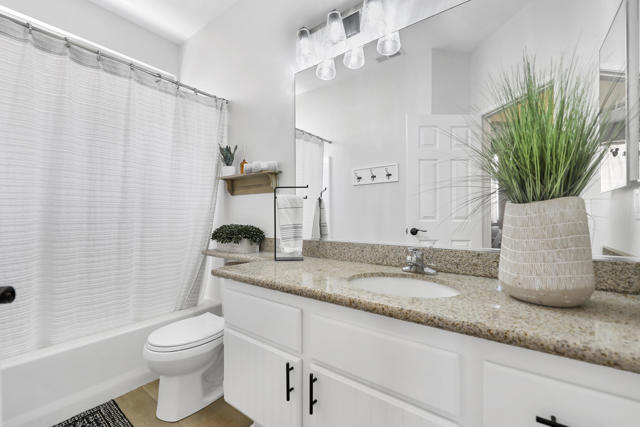 47875 Silverberry Street, La Quinta CA: https://media.crmls.org/mediaz/d3c5efe1-b6ca-441a-b1c8-936f27922f55.jpg