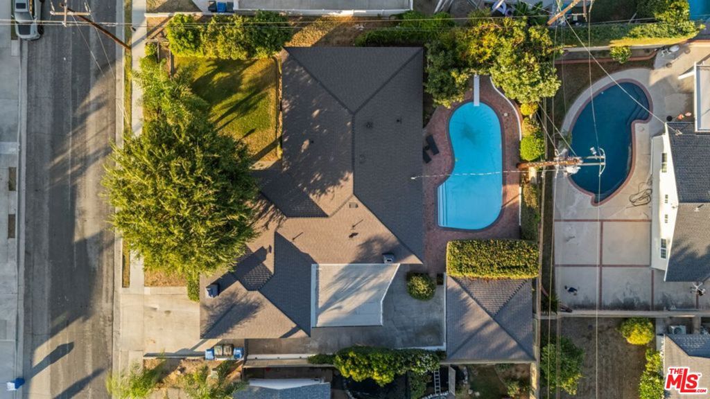 https://media.crmls.org/mediaz/d3c64ded-6704-4628-9db4-878b3adc5191.jpg?preset=X-Large