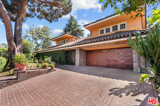 2103 N Hobart Boulevard, Los Angeles CA: https://media.crmls.org/mediaz/d3c6a77b-bcd3-4051-b887-11888e4b9abf.jpg
