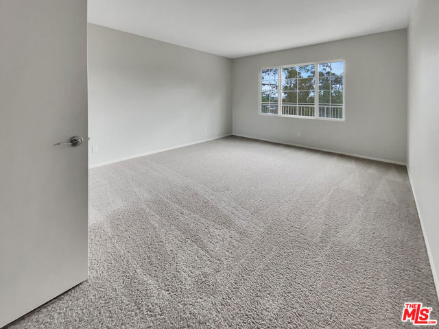 5692 Como Circle, Woodland Hills CA: https://media.crmls.org/mediaz/d3c6b022-efee-432c-aff7-6286812a00f0.jpg