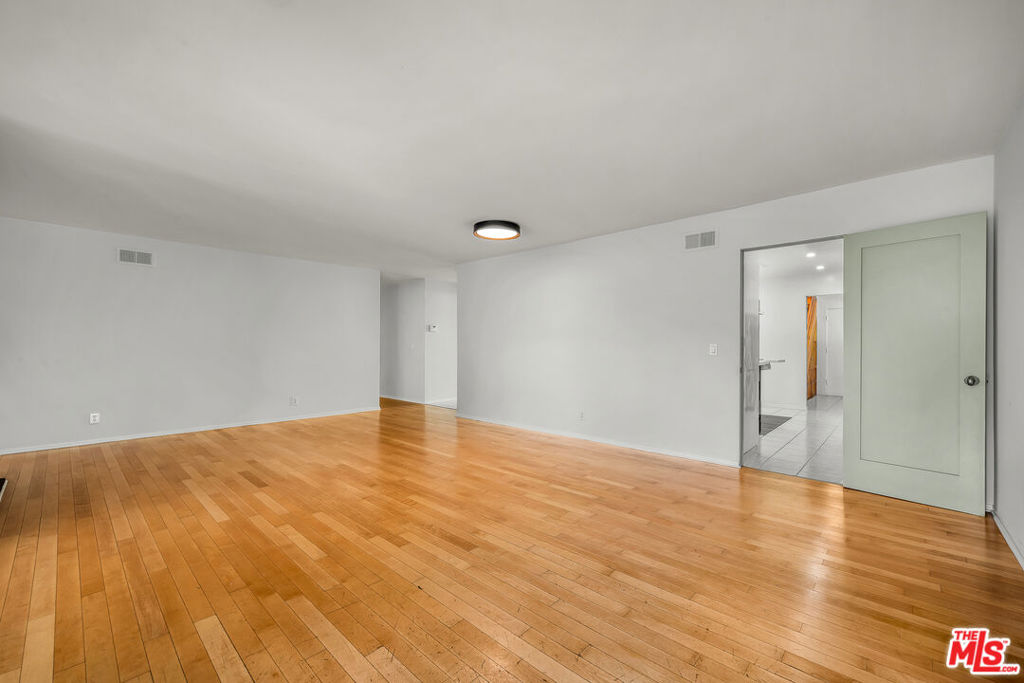https://media.crmls.org/mediaz/d3c7bde8-91ff-410d-ab58-12df5d3355ca.jpg?preset=X-Large