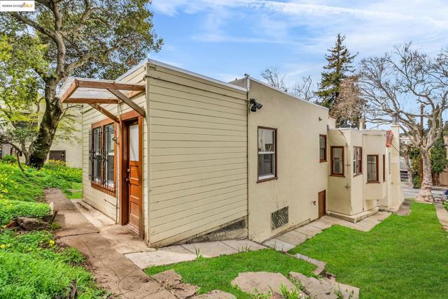 2340 Virginia St, Berkeley CA: https://media.crmls.org/mediaz/d3c7c906-8c3c-4f3c-a7cd-116d517c474f.jpg