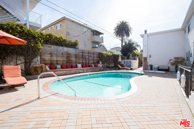 2721 2nd Street, Santa Monica CA: https://media.crmls.org/mediaz/d3c8883f-ef30-449a-9ac2-9c553d7ec659.jpg