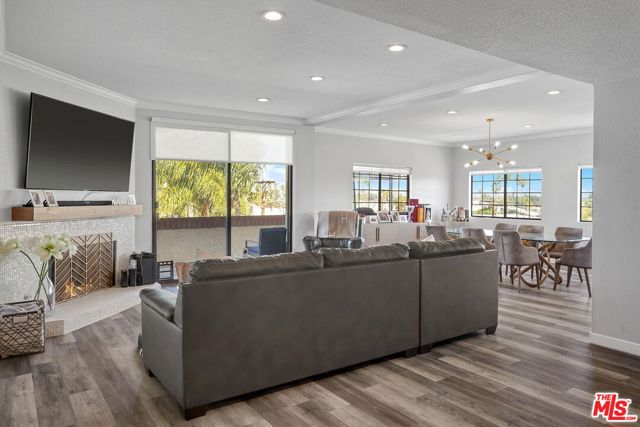 14115 MOORPARK Street, 306 photo 6