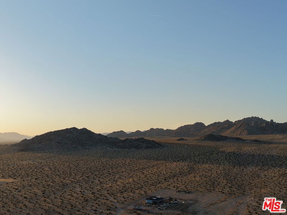 https://media.crmls.org/mediaz/d3ca6a70-cddb-4a81-abd4-c69ad9d4a82a.jpg?preset=X-Large
