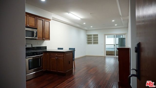 1037 S Fedora Street, Los Angeles CA: https://media.crmls.org/mediaz/d3ca9c73-5468-462e-94e0-6bbd207942ab.jpg