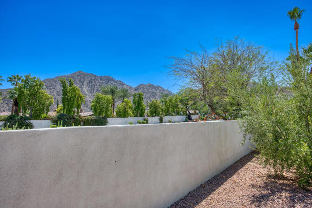 52775 Avenida Bermudas, La Quinta CA: https://media.crmls.org/mediaz/d3cbc2ef-1872-4407-8fad-848e9f1c2b1f.jpg