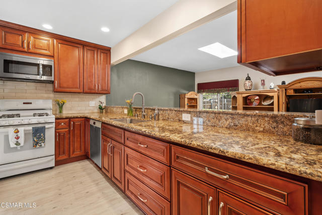 1455 Calle Colina, Thousand Oaks CA: https://media.crmls.org/mediaz/d3cccd20-96c7-4437-84b7-6c2c03e8c412.jpg