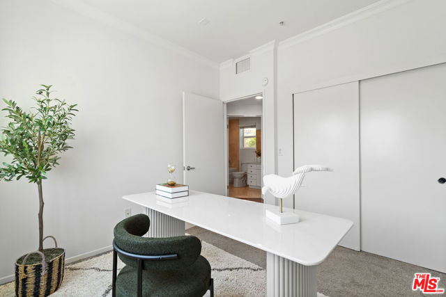 906 S Serrano Avenue, Los Angeles CA: https://media.crmls.org/mediaz/d3ccd60f-b88e-4949-8e9a-b3f760c2203f.jpg