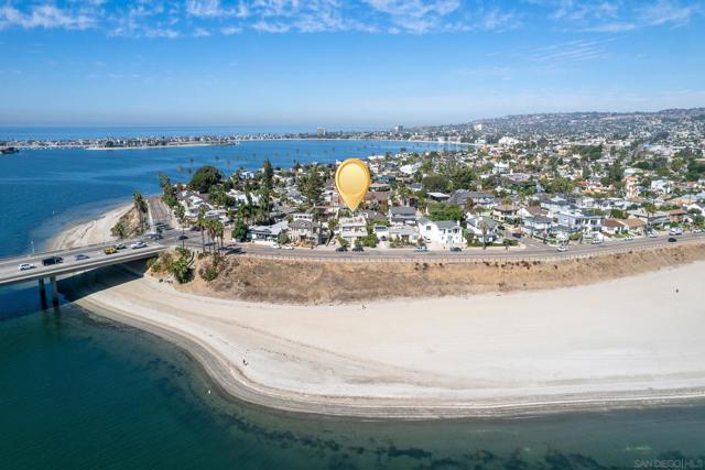 3328 Crown Point, San Diego CA: https://media.crmls.org/mediaz/d3cdcbe6-700a-4413-9637-86013249d164.jpg