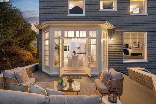 5811 Romany, Oakland CA: https://media.crmls.org/mediaz/d3ce95ec-d899-4c88-8e0e-edc745efd615.jpg