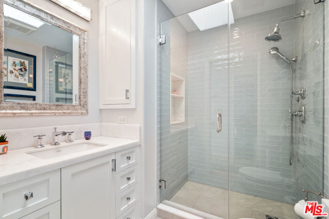 1533 18th Street, Santa Monica CA: https://media.crmls.org/mediaz/d3ceff2f-411b-4b78-8c54-db429b491e35.jpg
